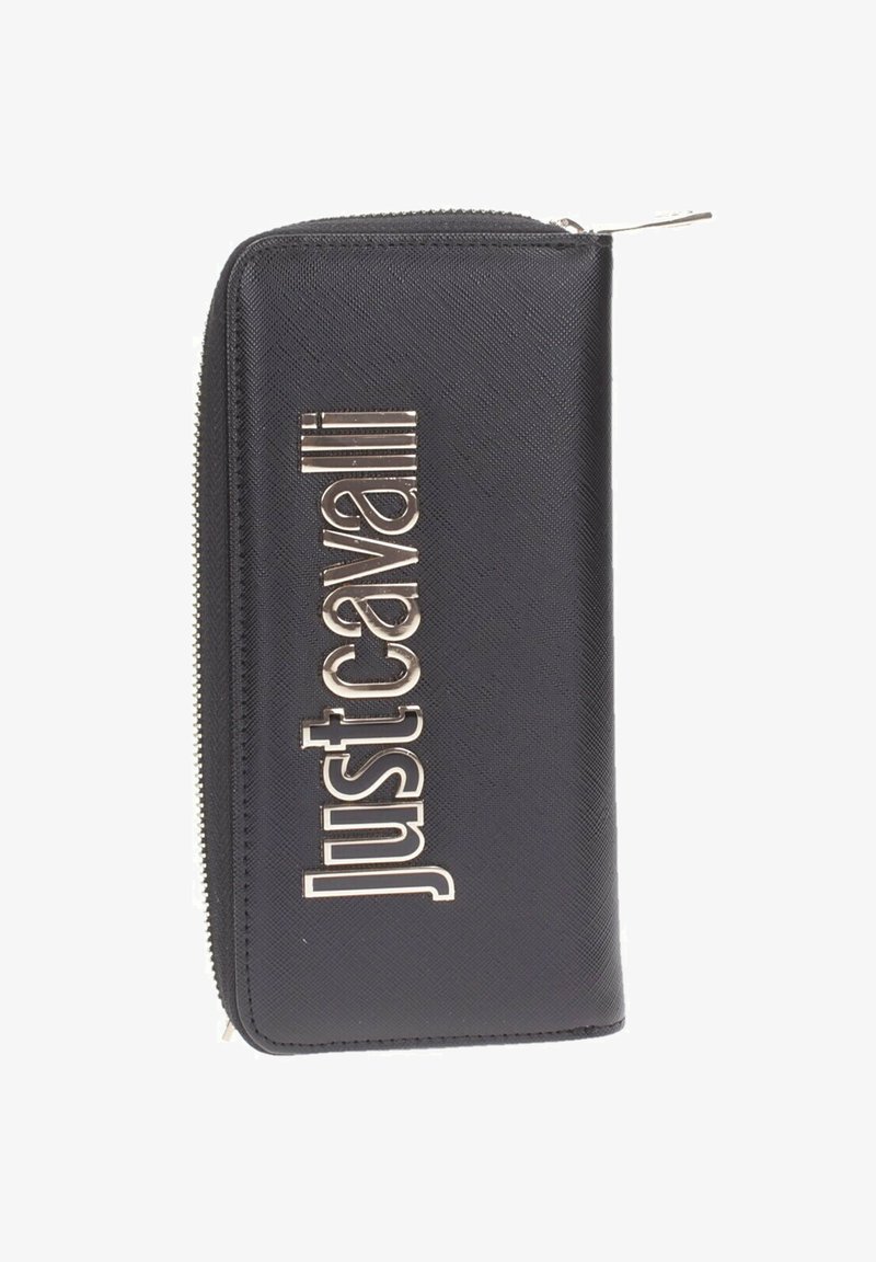 Cartera con cremallera negra con superficie texturizada y logo metálico de "Just Cavalli" en la parte frontal.