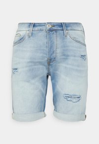 Shorts de mezclilla azul claro con un diseño desgastado, que presentan dobladillos enrollados, bolsillos frontales y un ligero desvanecimiento. Incluyen un cierre de botón.
