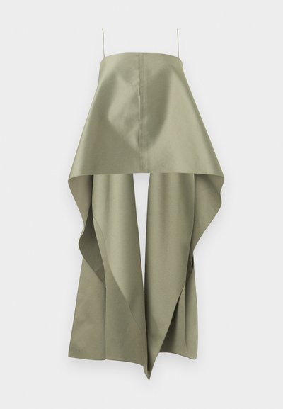 Φόρεμα ελιάς χωρίς τιράντες με δομημένο μπούστο και μακριά υφασμάτινα πάνελ που εκτείνονται από τη μέση μέχρι το πάτωμα.