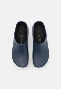 Cizme de cauciuc bleumarin din piele texturată, cu interior neted. Vârf rotund și design slip-on. Prezentă numele brandului embosat pe lateral.