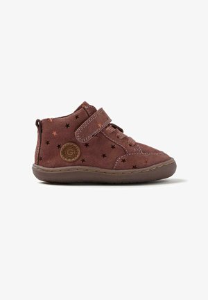 Bottines en suede marron avec motifs d'étoiles, dotées d'une sangle Velcro et d'un design à lacets, semelle en caoutchouc et détail de logo circulaire.