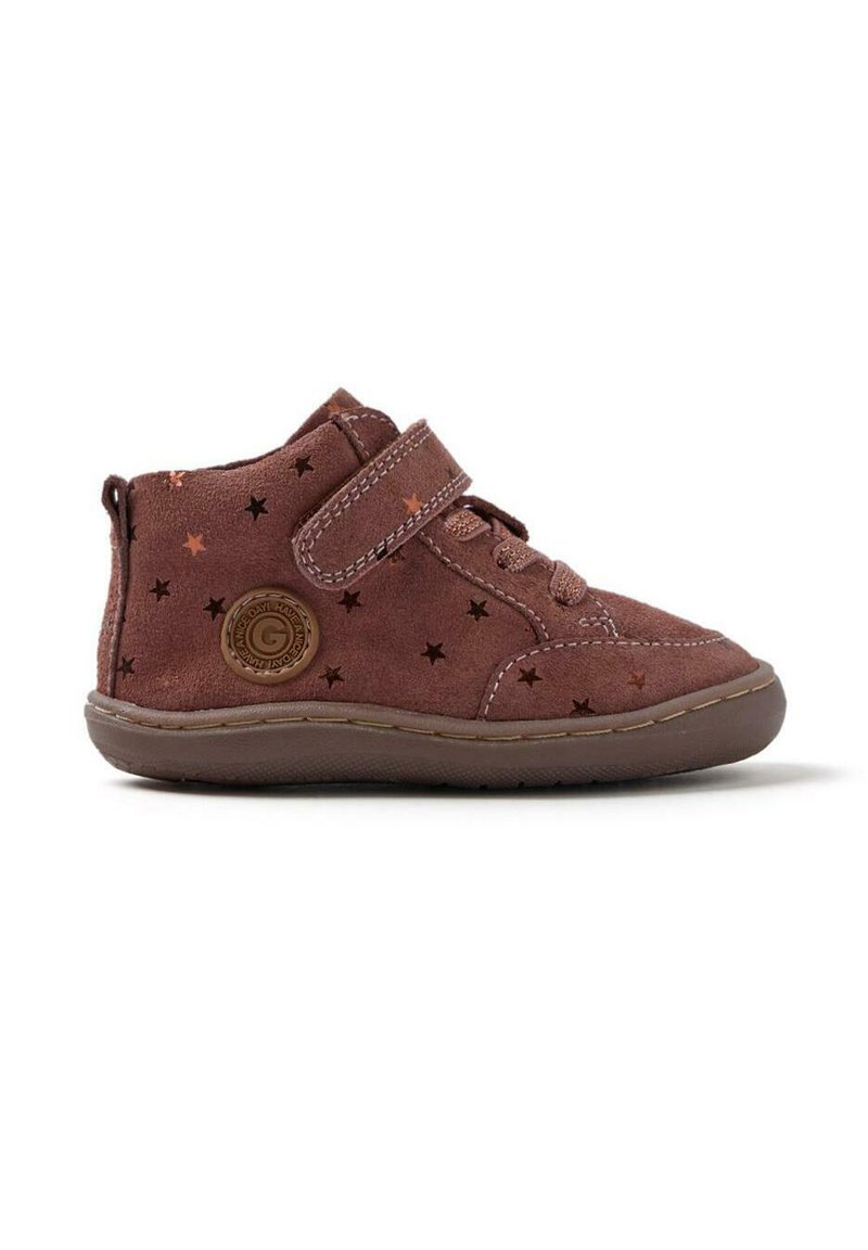 Stivaletti in suede marrone con motivo a stelle, dotati di una fascia in velcro e design con lacci, suola in gomma e dettaglio con logo circolare.