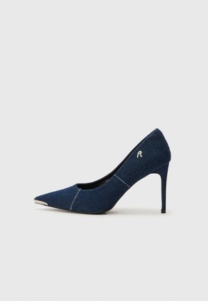 Chaussure à talon aiguille à bout pointu en denim bleu foncé, ornée de légers détails de couture et d'un capuchon métallique. Talon stiletto et accent logo.