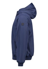 Tummansininen huppari, joka on valmistettu kevyestä materiaalista. Takissa on vetoketjullinen etuosa, ribatut hihansuut ja logopatchi hihassa.