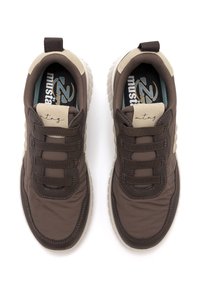 Zapatillas deportivas marrones con un upper de tejido texturizado, cordones elásticos y una suela de goma de color claro. Presenta un cuello acolchado y un detalle del logo.