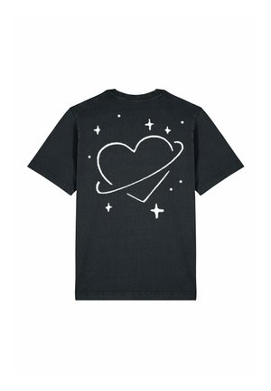 Zwarte katoenen T-shirt met een witte hart met een baanvormig ontwerp, omringd door kleine stervormen op de achterkant. Korte mouwen en ronde hals.