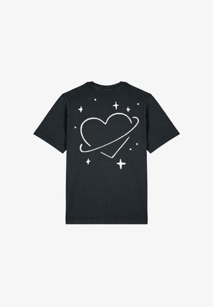 Zwarte katoenen T-shirt met een witte hart met een baanvormig ontwerp, omringd door kleine stervormen op de achterkant. Korte mouwen en ronde hals.
