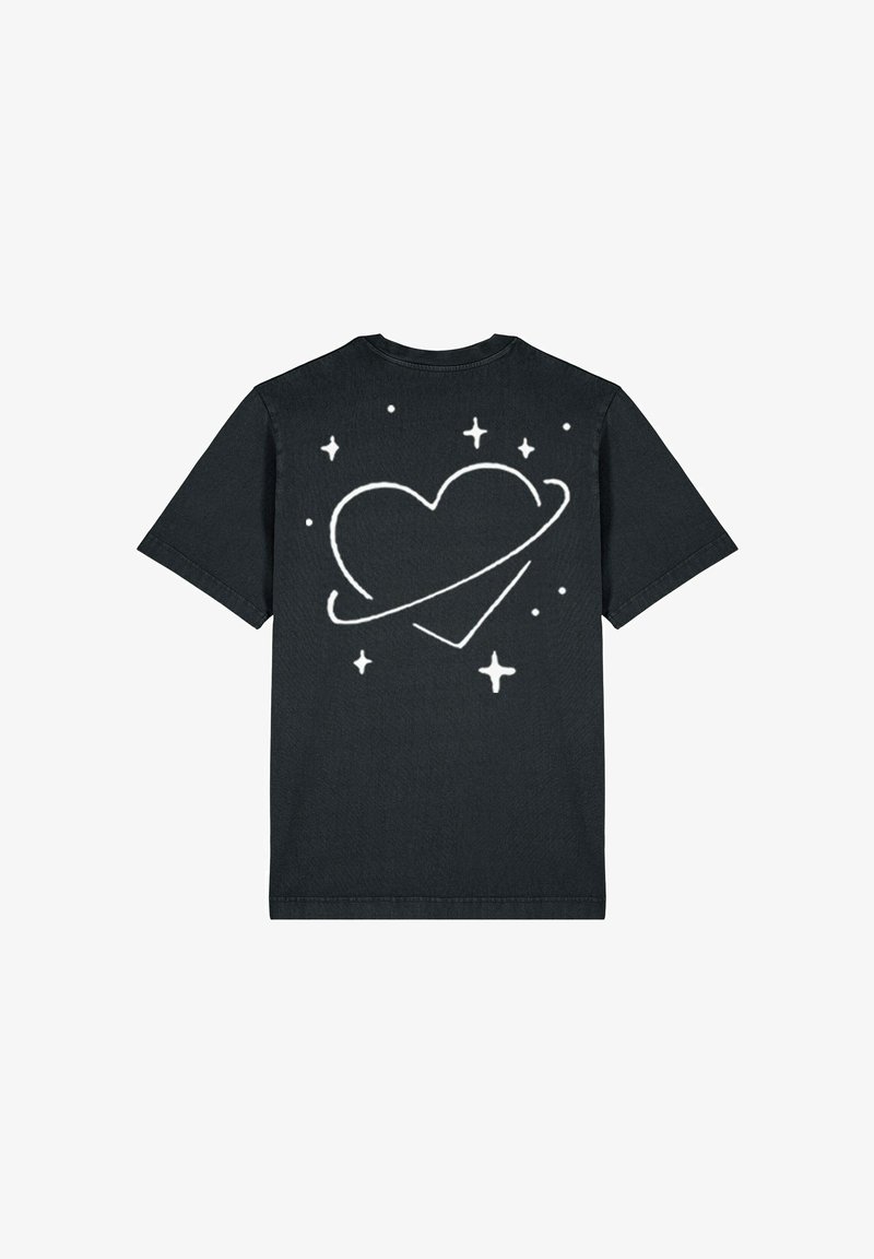 Melna kokvilnas T-kreklu ar baltu sirdi un orbītas dizainu, apkārt mazām zvaigznēm aizmugurē. Īsas piedurknes un apaļa kakla izgriezuma forma.