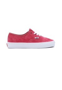 Rote Wildleder-Vans-Sneaker mit weißen Gummisohlen, drei Ösen, Schnürsenkeln und einem kleinen Logotag an der Seite.