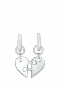 Orecchini in argento a forma di pezzi di puzzle interconnessi che formano un cuore, con una superficie liscia e una finitura lucida.