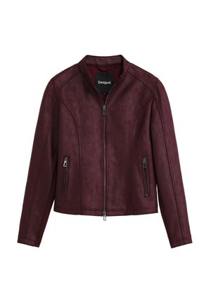 Giacca in ecopelle bordeaux con colletto alto, zip sul davanti e due tasche laterali con zip. Presenta dettagli di cucitura e silhouette aderente.