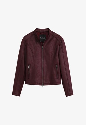 Burgundin värinen tekonahk jacket, jossa on pystysuora kaulus, etuvetoketju ja kaksi vetoketjullista sivutaskua. Sisältää saumoja ja istuvan siluetin.