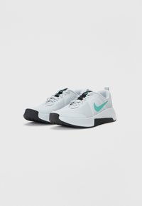 Pantofi sport gri cu partea superioară din plasă, accente bleu deschis, talpă neagră și vârf rotunjit. Prezintă un design cu șireturi și guler căptușit.