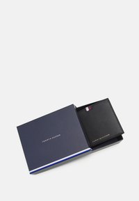Tommy Hilfiger TH PREM LEA CC FLAP AND COIN - Lompakko - black
