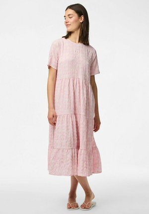 Roosa midi kleit lühikeste varrukatega, kihiline disain, tekstuuriga kangas ja väikeste lillemusterdega. Kandmiseks kerged sandaalid.