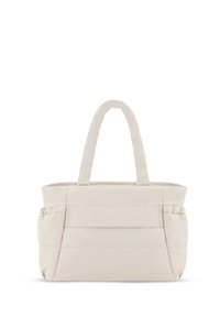 Sac fourre-tout beige clair avec un extérieur rembourré, des poignées doubles et des détails cousus ; présente un accent froncé sur les côtés.