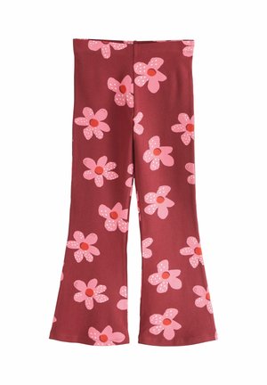 Rote, ausgestellte Hose mit großem rosa-rotem Blumenmuster, das gleichmäßig über den Stoff verteilt ist, vor weißem Hintergrund präsentiert.