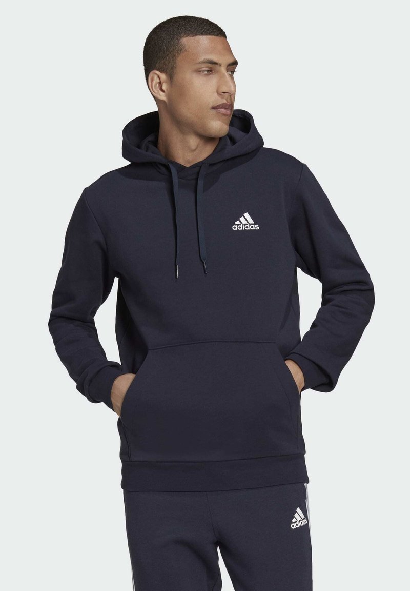 adidas Sportswear ESSENTIALS FLEECE - Jersey con capucha - blue