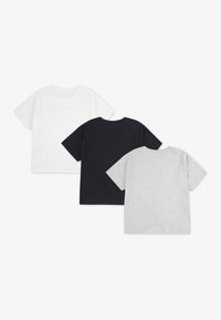 Ensemble de trois t-shirts à manches courtes en blanc, noir et gris clair. Fabriqués en coton, ils présentent un col rond classique et une coupe décontractée.