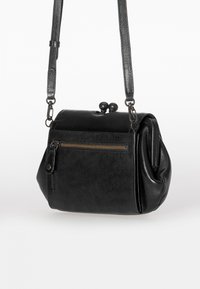 Schwarze Leder-Crossbody-Tasche mit geschwungener Form, Reißverschlussfach auf der Rückseite und einem Clipverschluss mit zwei runde Metallknöpfen.