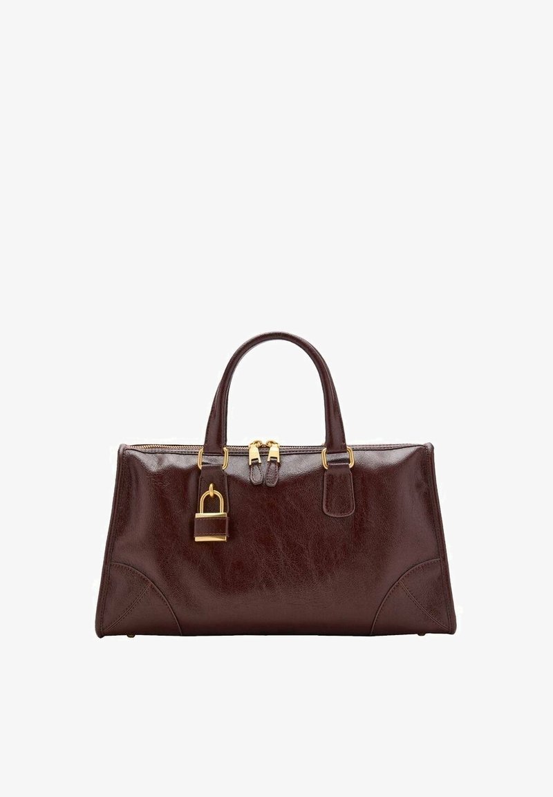 Sac à main en cuir marron foncé avec deux anses, fermeture éclair dorée et verrou décoratif doré à l'avant, sur fond blanc.
