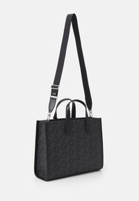 Sac fourre-tout noir avec motif texturé, accents en cuir, doubles poignées supérieures et une bandoulière ajustable. Finition lisse, forme rectangulaire.