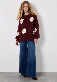 Apricot EMBROIDERED DAISY - Trui - burgundy