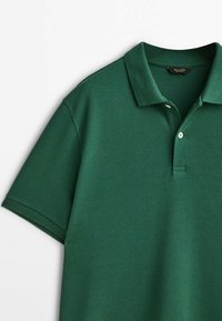 Polo vert en tissu texturé avec un col, présentant une patte de boutonnage à deux boutons et des manches courtes.