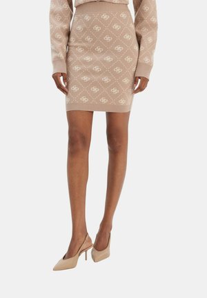 Gonna di maglia beige e maglione abbinato con motivo a diamante bianco e loghi, abbinati a scarpe slingback con tacco alto e punta appuntita beige.