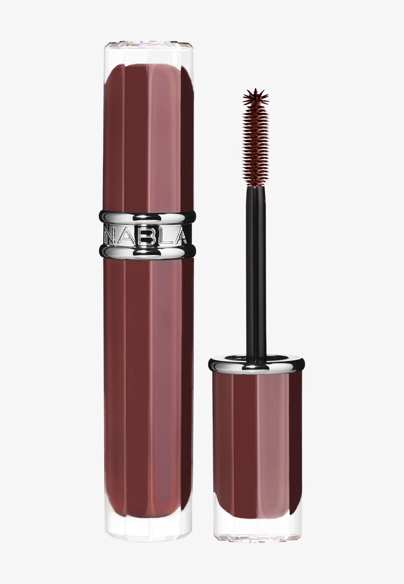 Tube de mascara brun foncé avec bande argentée et brosse, avec des poils densément espacés pour appliquer les cils.