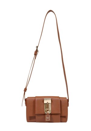 Brun læder crossbody taske med justerbar rem og guldfarvet rektangulært spænde på frontklappen.