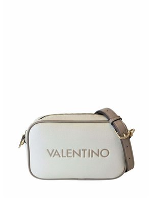 Sac bandoulière rectangulaire Valentino blanc avec garniture taupe, sangle ajustable, boucle dorée et fermeture éclair.