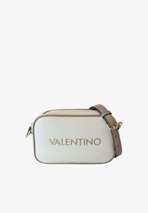Sac bandoulière rectangulaire Valentino blanc avec garniture taupe, sangle ajustable, boucle dorée et fermeture éclair.