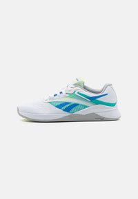 Sapatilha desportiva branca com detalhes em azul e verde, parte superior em malha, acabamentos texturizados e sola cinza. Apresenta um sistema de atacadores e uma marcação de logotipo.