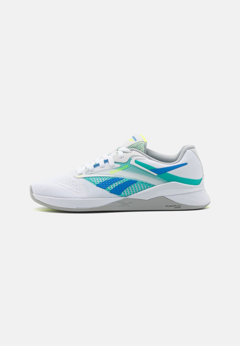Sapatilha desportiva branca com detalhes em azul e verde, parte superior em malha, acabamentos texturizados e sola cinza. Apresenta um sistema de atacadores e uma marcação de logotipo.