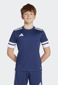 T-shirt de sport bleu marine avec des accents blancs, à manches courtes et trois bandes blanches sur les épaules. Fabriqué en tissu léger, au design ajusté.