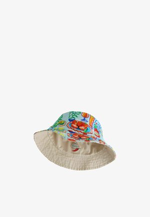 Eimerhut mit bunten Illustrationen von Essen und Getränken, darunter Tomaten, Flaschen und Gläser, mit einem Tabasco-Logo innen.