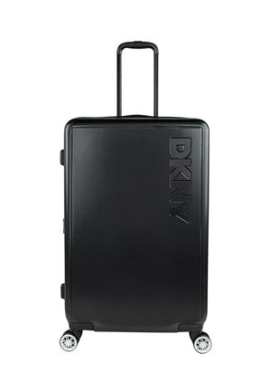 Maleta rígida negra con superficie texturizada, con un logotipo vertical de DKNY, asa retráctil y cuatro ruedas giratorias.