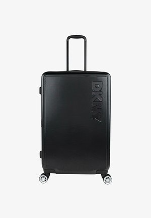 Maleta rígida negra con superficie texturizada, con un logotipo vertical de DKNY, asa retráctil y cuatro ruedas giratorias.