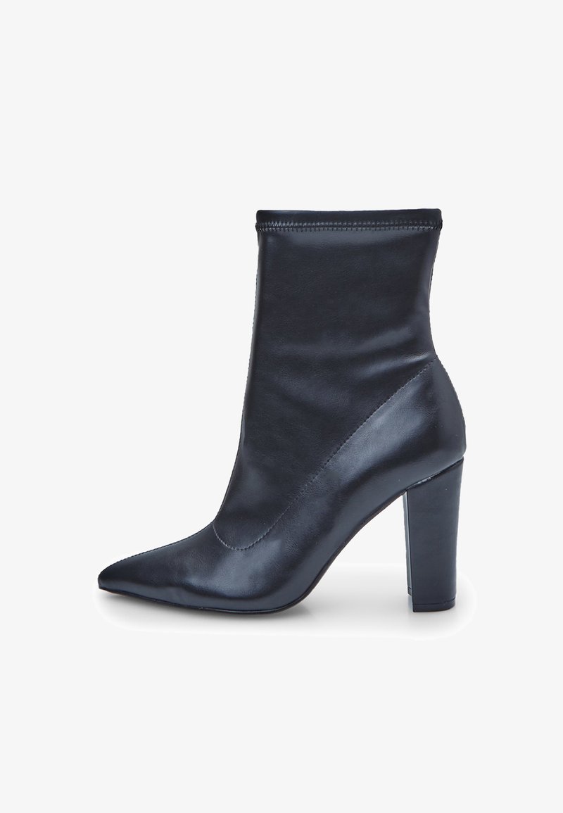 Musta nahkasaapas nilkkapituisella, teräväkärkisellä, tyylikkäällä muotoilulla, tekstuurilla varustetulla päällä ja korkealla, tukevalla neliskulmakiilalla. Ei näkyvää metalliosaa tai kuvioita.