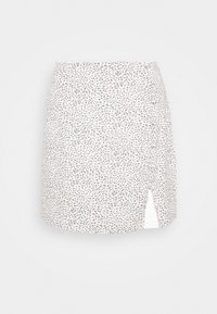 Une jupe blanche avec un motif tacheté de beige et marron, dotée d'une fente sur le côté et d'une coupe droite. Fabriquée en tissu léger.