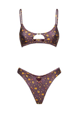 Set bikini floreale viola con fiori gialli e arancioni, caratterizzato da dettagli ritagliati e chiusure a scatto dorate sul top e sul fondo.