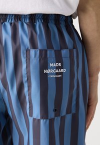 Mads Nørgaard SEA PRINT - Kopalne hlače - deep well/captains blue
