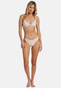 Completo bikini floreale composto da un reggiseno triangolare con spalline regolabili e slip a vita bassa, realizzato in tessuto elasticizzato nei colori pastello.