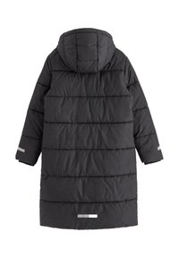 Fekete, hosszú, prémes kabát kapucnival, vízszintes varratokkal és fényvisszaverő csíkokkal a mandzsettákon és a hátsó alsó részen, hátulról bemutatva.