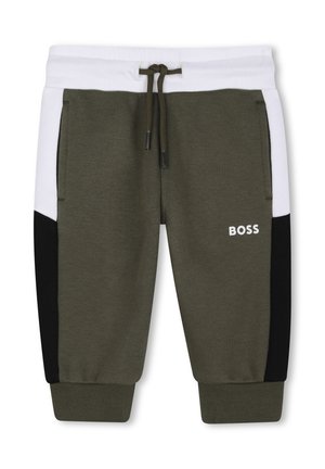 Pantalon de jogging vert avec des panneaux latéraux blancs et noirs, poignets élastiques, taille à cordon, deux poches et logo "BOSS" sur la jambe gauche.