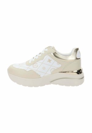 Sneaker beige e bianco con design trapuntato, dettagli dorati, chiusura con lacci e suola bianca chunky. Il dettaglio metallico sul tallone aggiunge contrasto.