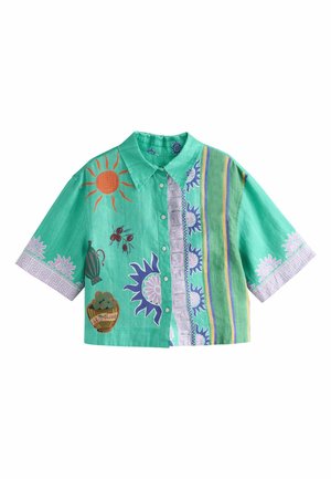 Chemise turquoise à manches courtes boutonnée avec des motifs de soleil, fleur, branche d'olivier, panier et rayures en orange, violet, vert et beige.