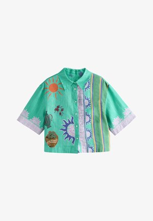 Chemise turquoise à manches courtes boutonnée avec des motifs de soleil, fleur, branche d'olivier, panier et rayures en orange, violet, vert et beige.