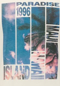 Camiseta blanca con un estampado de palmeras y nubes en azul y rosa, con el texto: "PARADISE 1996 ISLAND MAUI HAWAII."